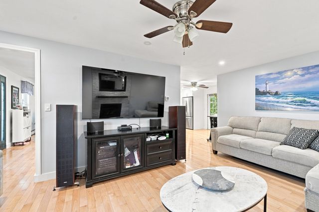 5 Lady Slipper Ln, Methuen, MA 01844