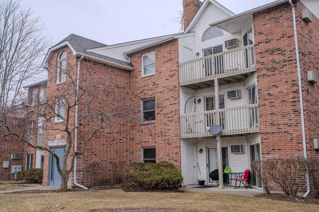 1345 CUNAT Court 3D, Lake In The Hills, IL 60156