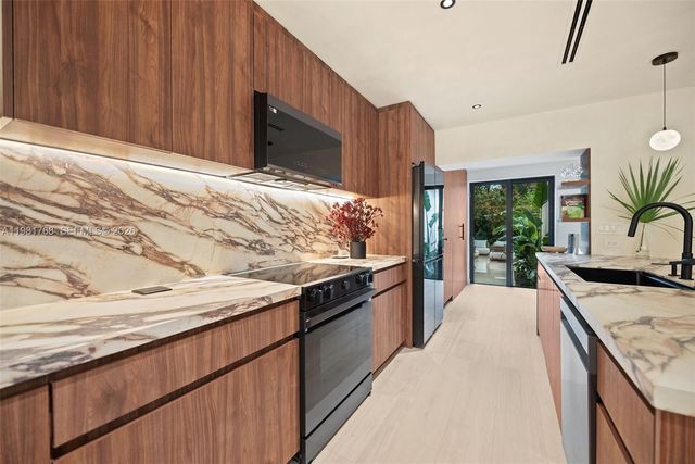 871 NE 128th St, North Miami, FL 33161