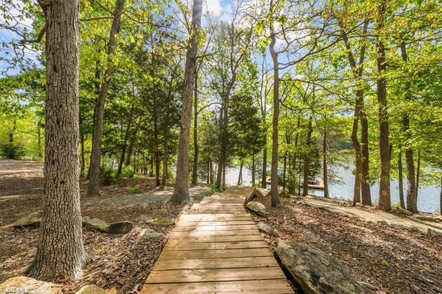 135 Harbor Drive W, Lexington, NC 27292