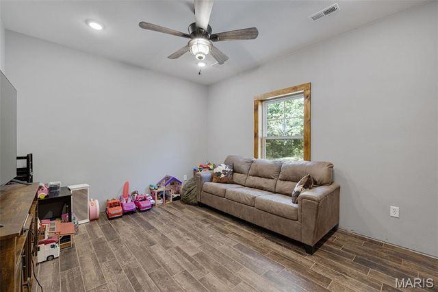 10051 Highway 32, Ste Genevieve, MO 63670