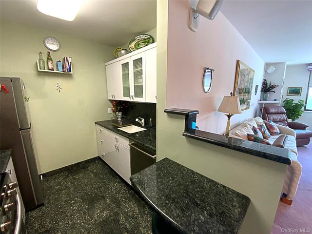 27010 Grand Central Parkway 2C, Floral Park, NY 11005