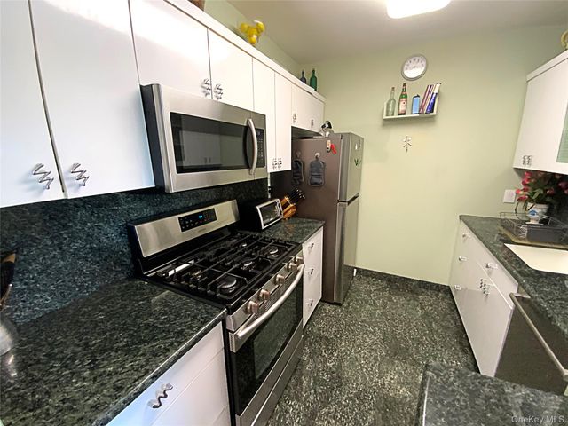 27010 Grand Central Parkway 2C, Floral Park, NY 11005