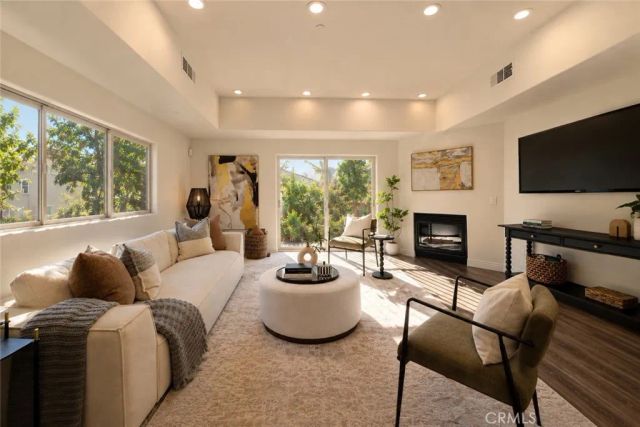 14702 Magnolia Boulevard 105, Sherman Oaks, CA 91403