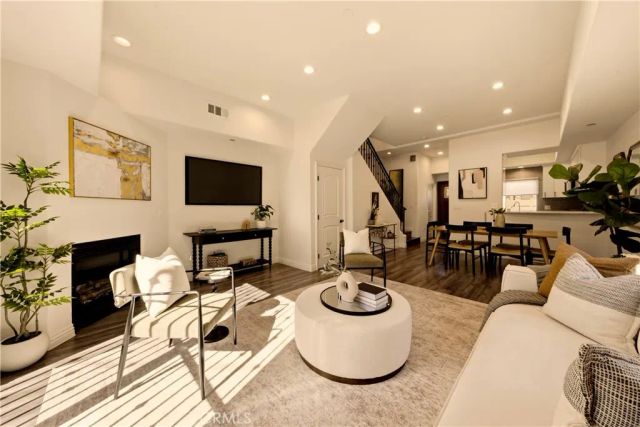 14702 Magnolia Boulevard 105, Sherman Oaks, CA 91403