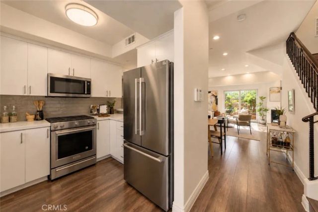 14702 Magnolia Boulevard 105, Sherman Oaks, CA 91403