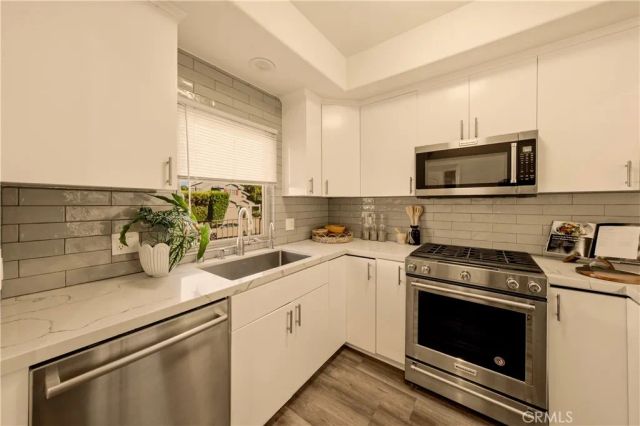 14702 Magnolia Boulevard 105, Sherman Oaks, CA 91403