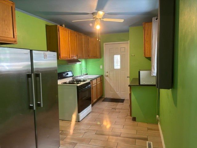 22 Meadowlark Lane, Carpentersville, IL 60110