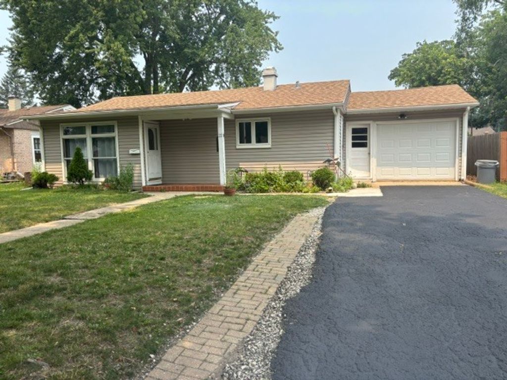 22 Meadowlark Lane, Carpentersville, IL 60110