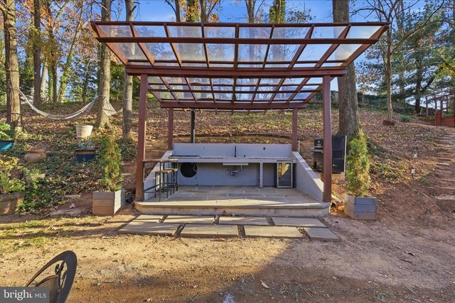 7203 ARTHUR DR, Falls Church, VA 22046