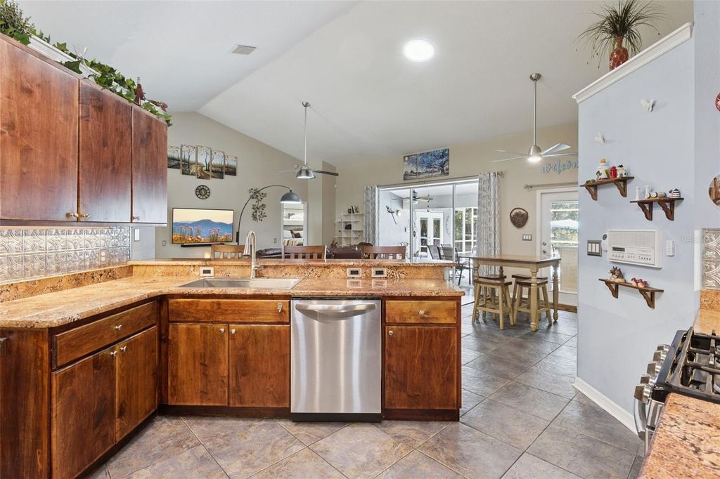 Image 14 of property listing at 33440 LAKE BEND CIRCLE, Leesburg, FL 34788