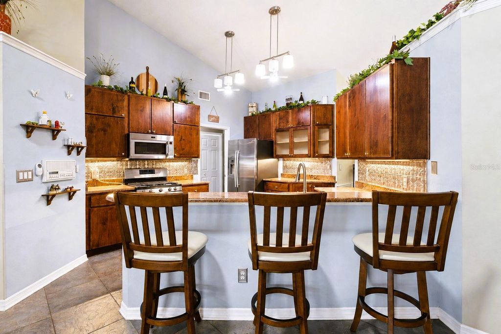 Image 16 of property listing at 33440 LAKE BEND CIRCLE, Leesburg, FL 34788