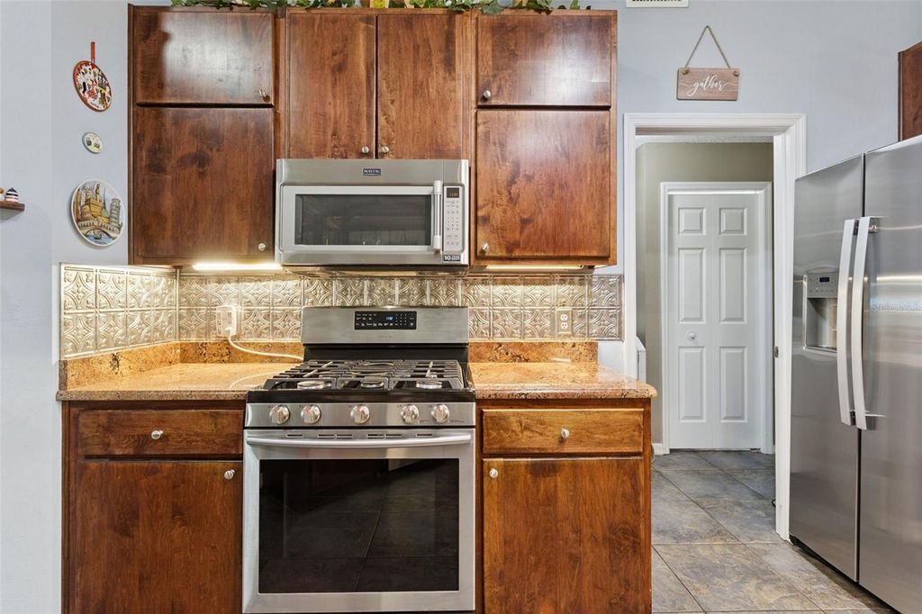 Image 17 of property listing at 33440 LAKE BEND CIRCLE, Leesburg, FL 34788