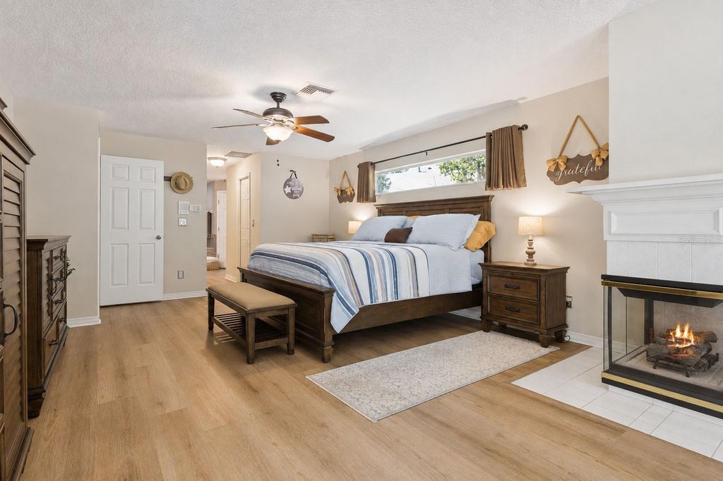 Image 22 of property listing at 33440 LAKE BEND CIRCLE, Leesburg, FL 34788