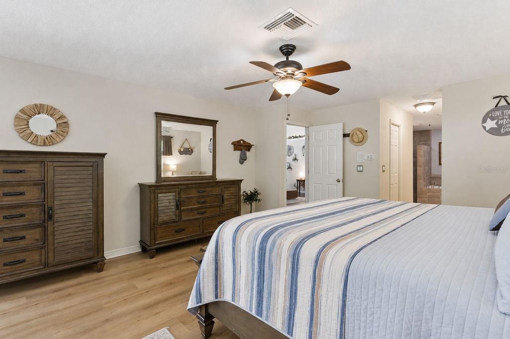 Image 23 of property listing at 33440 LAKE BEND CIRCLE, Leesburg, FL 34788