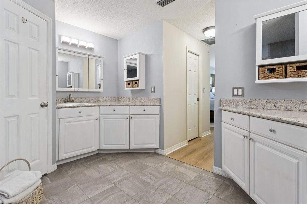 Image 28 of property listing at 33440 LAKE BEND CIRCLE, Leesburg, FL 34788