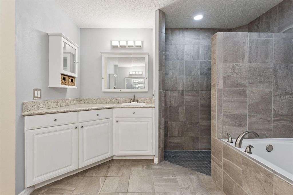 Image 29 of property listing at 33440 LAKE BEND CIRCLE, Leesburg, FL 34788