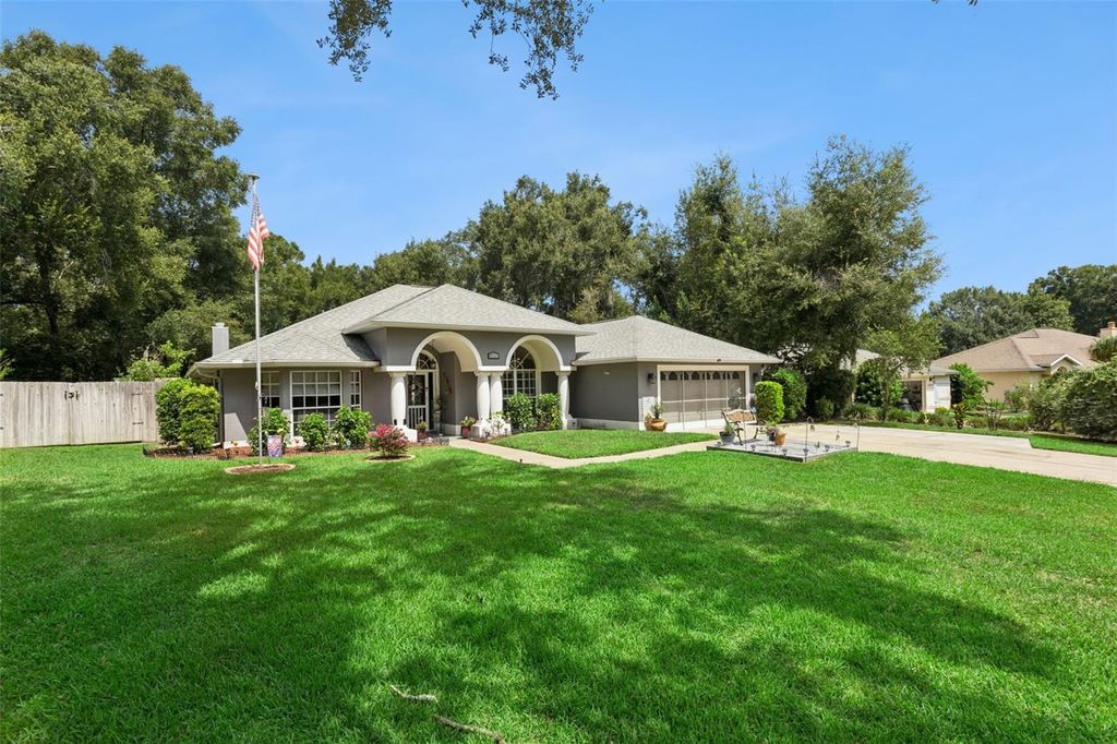 Image 4 of property listing at 33440 LAKE BEND CIRCLE, Leesburg, FL 34788