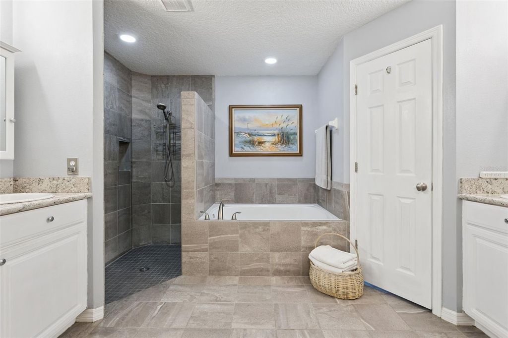 Image 31 of property listing at 33440 LAKE BEND CIRCLE, Leesburg, FL 34788