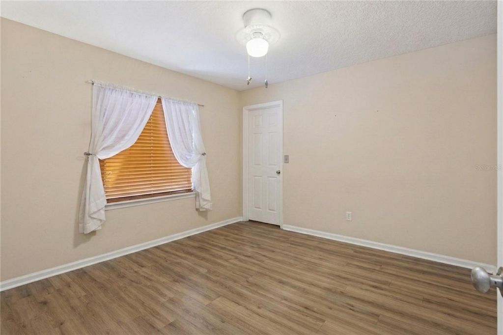Image 35 of property listing at 33440 LAKE BEND CIRCLE, Leesburg, FL 34788