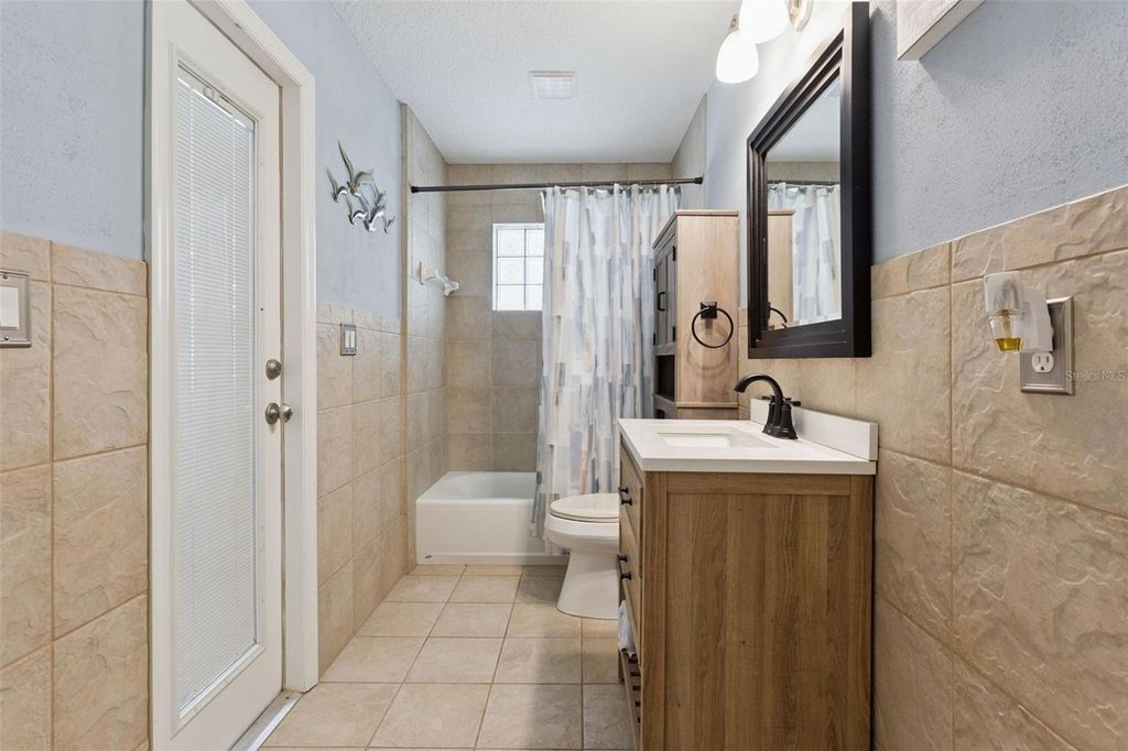 Image 37 of property listing at 33440 LAKE BEND CIRCLE, Leesburg, FL 34788