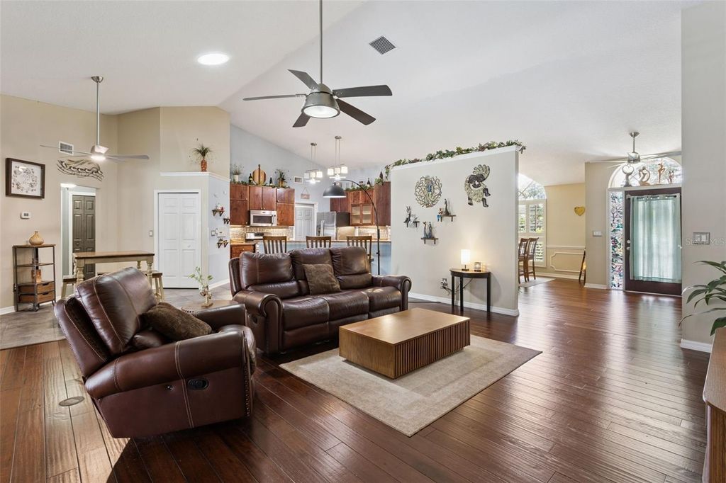 Image 7 of property listing at 33440 LAKE BEND CIRCLE, Leesburg, FL 34788