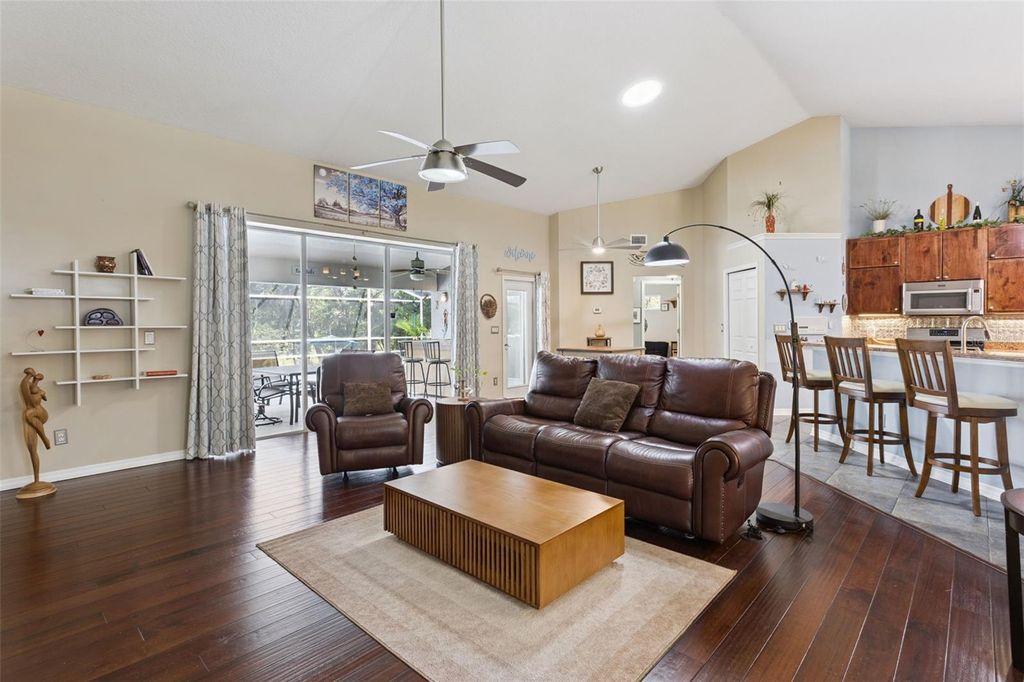 Image 8 of property listing at 33440 LAKE BEND CIRCLE, Leesburg, FL 34788