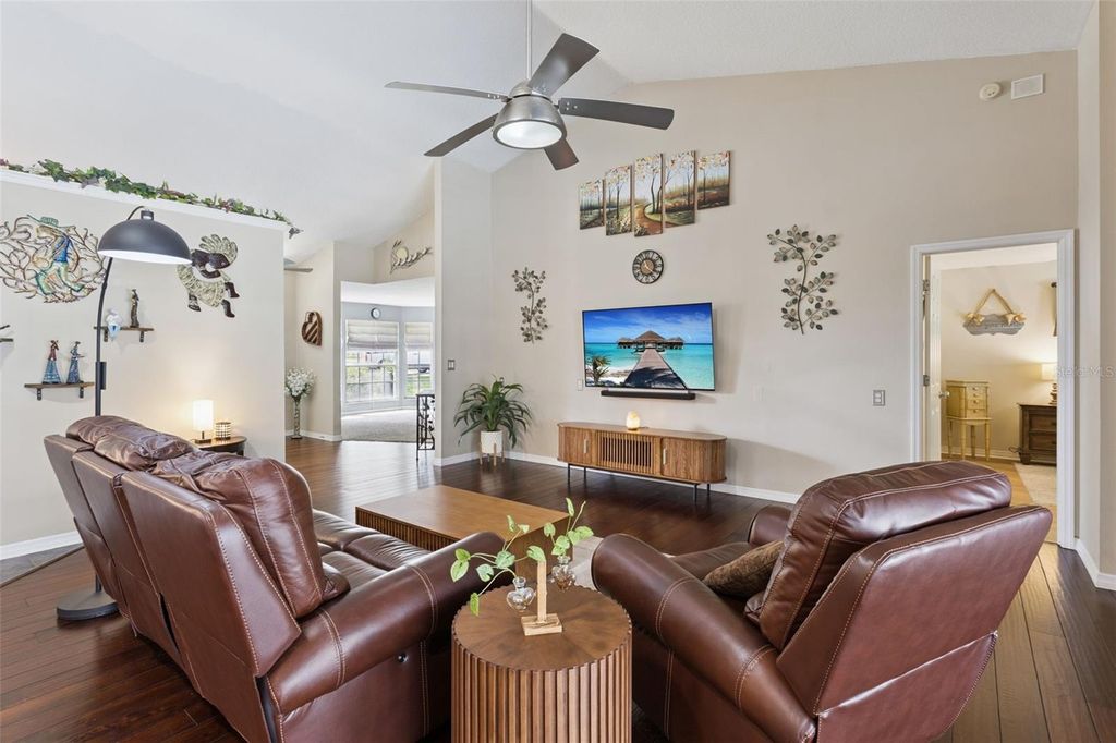 Image 9 of property listing at 33440 LAKE BEND CIRCLE, Leesburg, FL 34788