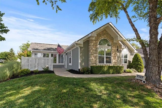 7137 Meadow View Street, Shawnee, KS 66227