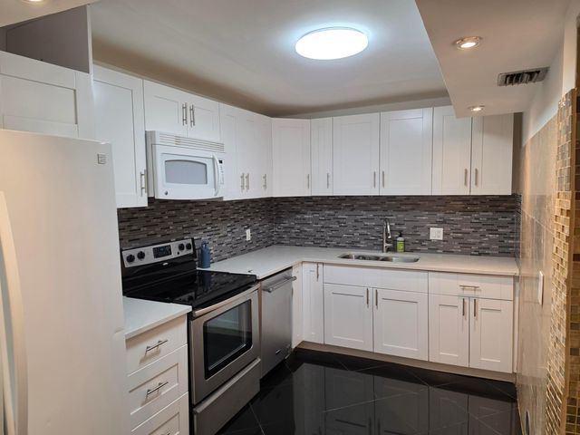 733 SE 1st Way 102, Deerfield Beach, FL 33441