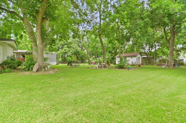 106 N 3rd Street, Highlands, TX 77562