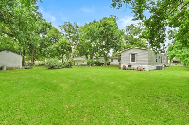 106 N 3rd Street, Highlands, TX 77562