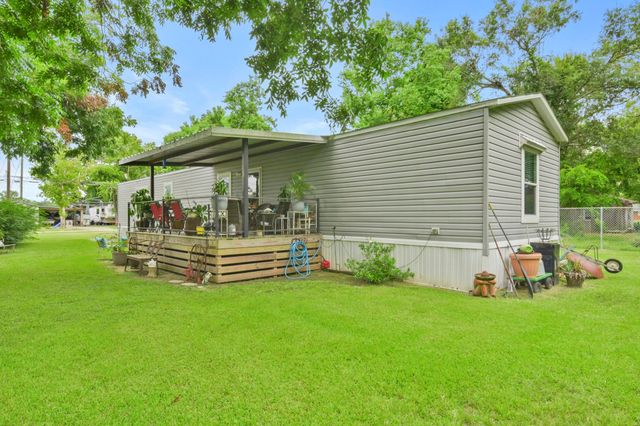 106 N 3rd Street, Highlands, TX 77562