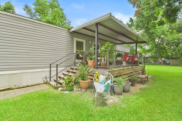 106 N 3rd Street, Highlands, TX 77562