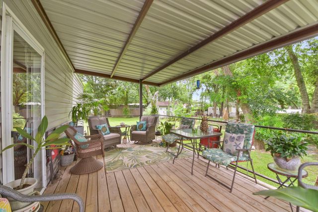 106 N 3rd Street, Highlands, TX 77562