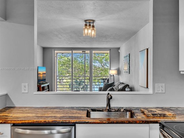 9340 Lagoon Pl 303, Davie, FL 33324