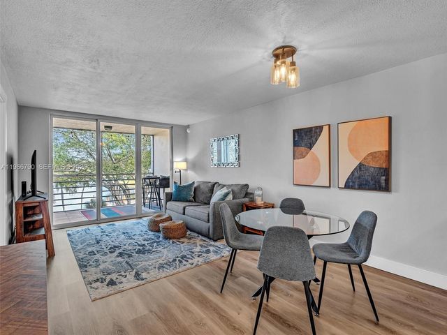 9340 Lagoon Pl 303, Davie, FL 33324