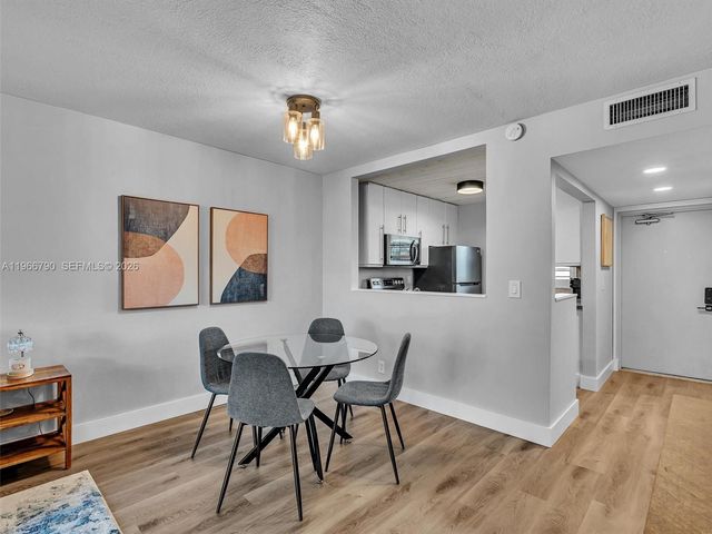 9340 Lagoon Pl 303, Davie, FL 33324