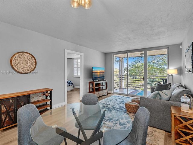 9340 Lagoon Pl 303, Davie, FL 33324