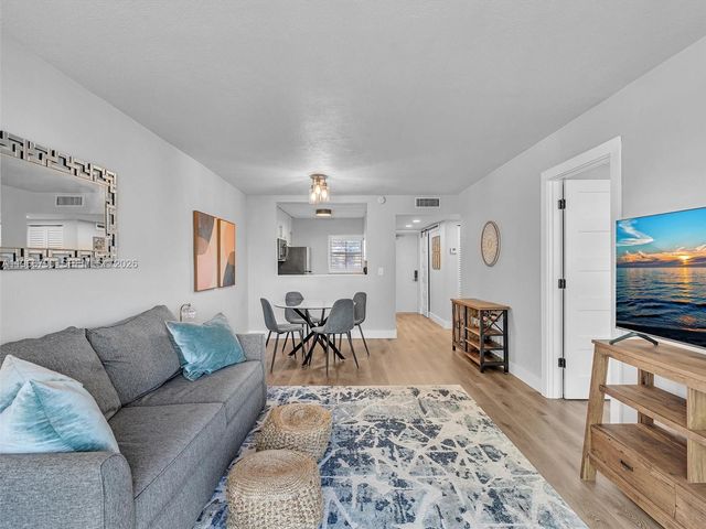 9340 Lagoon Pl 303, Davie, FL 33324