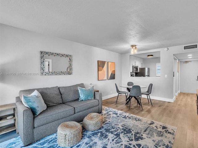 9340 Lagoon Pl 303, Davie, FL 33324