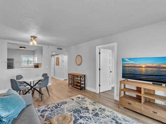 9340 Lagoon Pl 303, Davie, FL 33324