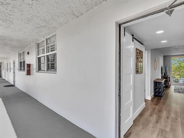 9340 Lagoon Pl 303, Davie, FL 33324