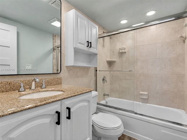 9340 Lagoon Pl 303, Davie, FL 33324