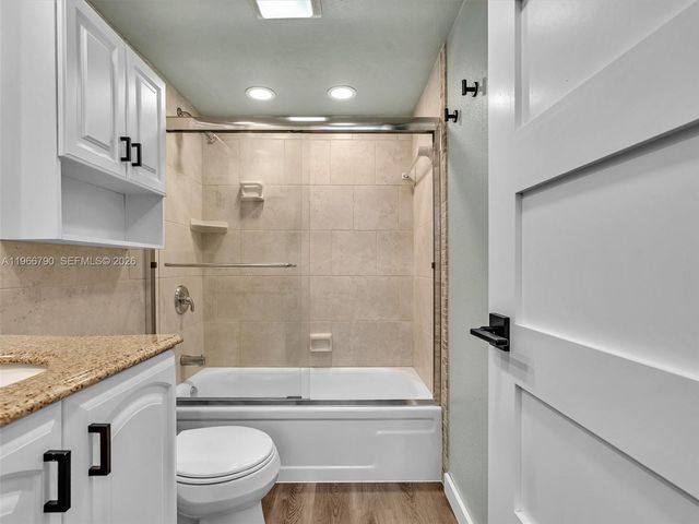 9340 Lagoon Pl 303, Davie, FL 33324