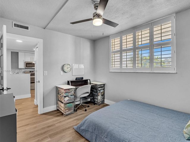 9340 Lagoon Pl 303, Davie, FL 33324