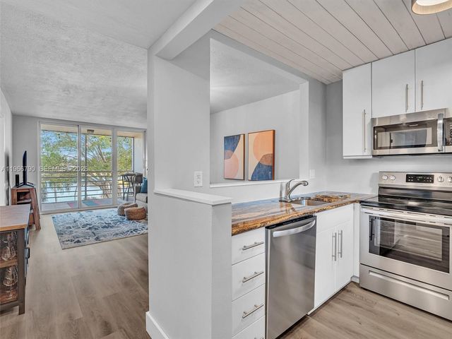 9340 Lagoon Pl 303, Davie, FL 33324