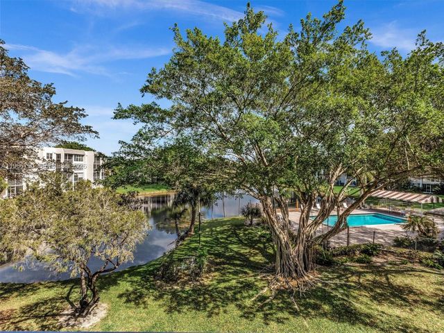 9340 Lagoon Pl 303, Davie, FL 33324
