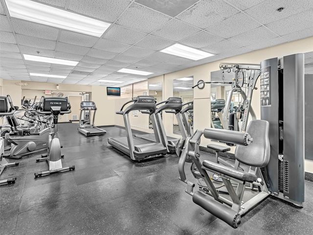 9340 Lagoon Pl 303, Davie, FL 33324