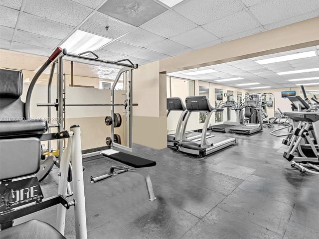 9340 Lagoon Pl 303, Davie, FL 33324